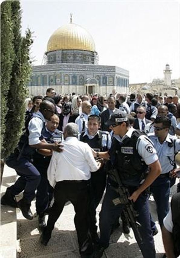 Polis am. Полиция в мечети. Палестинская молодежь.
